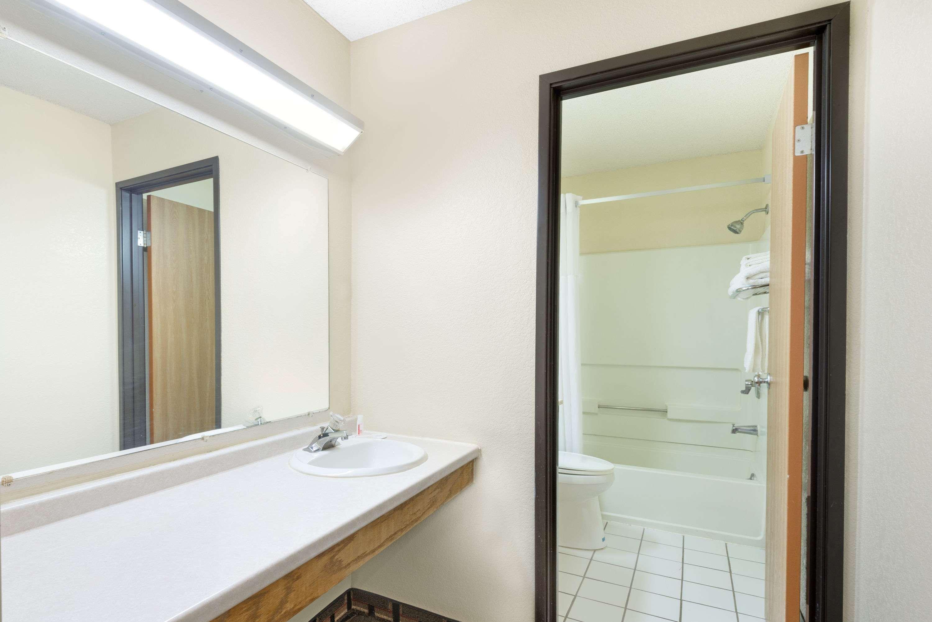 Super 8 By Wyndham Kent/Akron Area Экстерьер фото