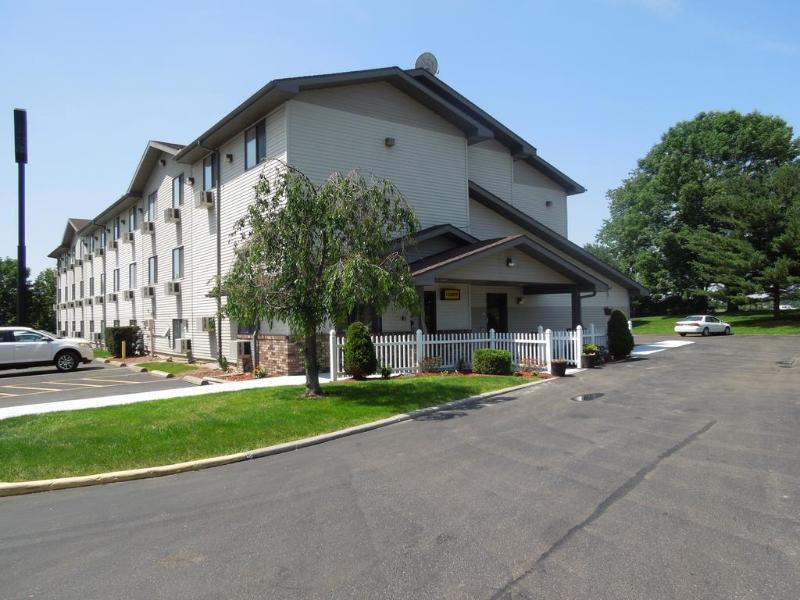 Super 8 By Wyndham Kent/Akron Area Экстерьер фото
