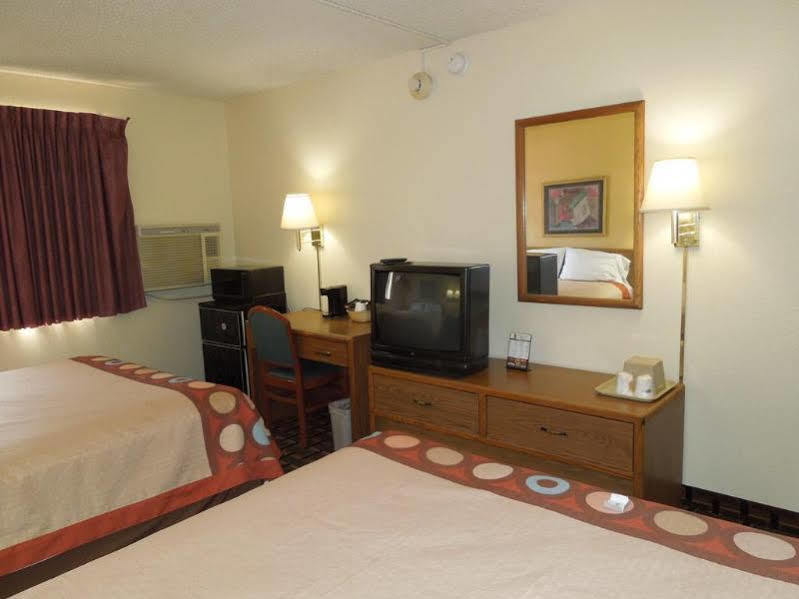 Super 8 By Wyndham Kent/Akron Area Экстерьер фото
