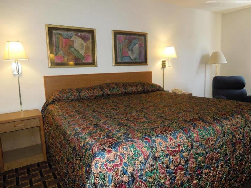 Super 8 By Wyndham Kent/Akron Area Экстерьер фото